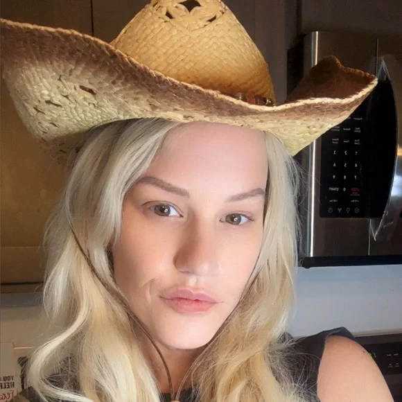 Brown Woven Straw Hat with Beaded Band❤️ - Picture 5 of 17